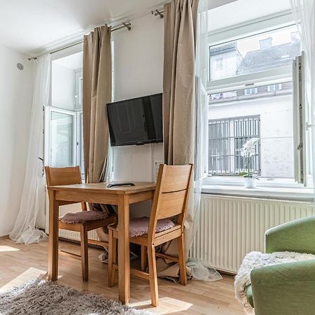 City Vibes: 1Br Apt, 10 Min To Westbahnhof Viena Exterior foto